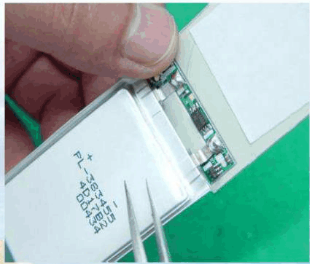 避免用鑷子之類的利器接觸電芯表面，防止刺破電芯包裝而造成漏液。