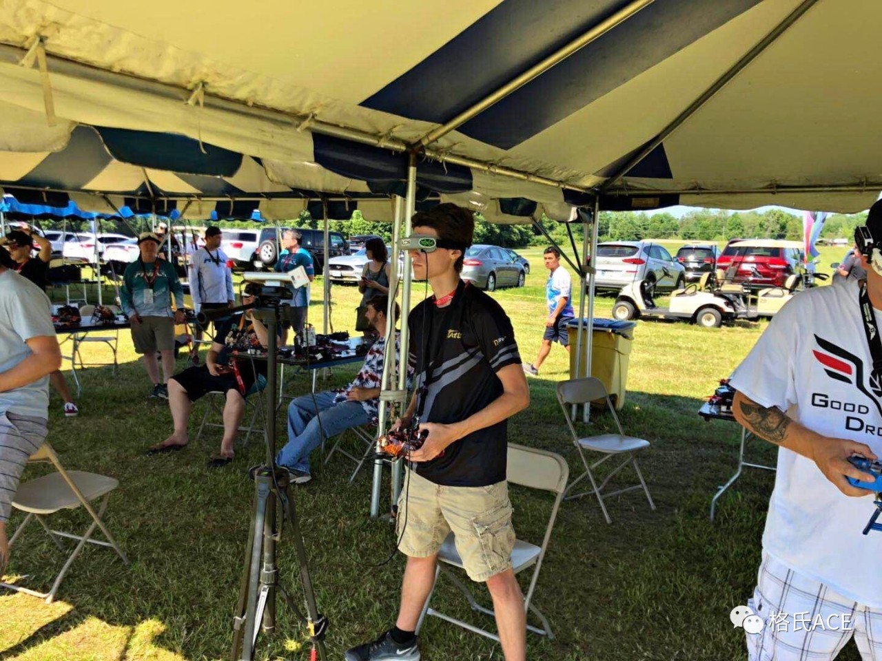 比賽中的無人機選手 比賽中的無人機選手