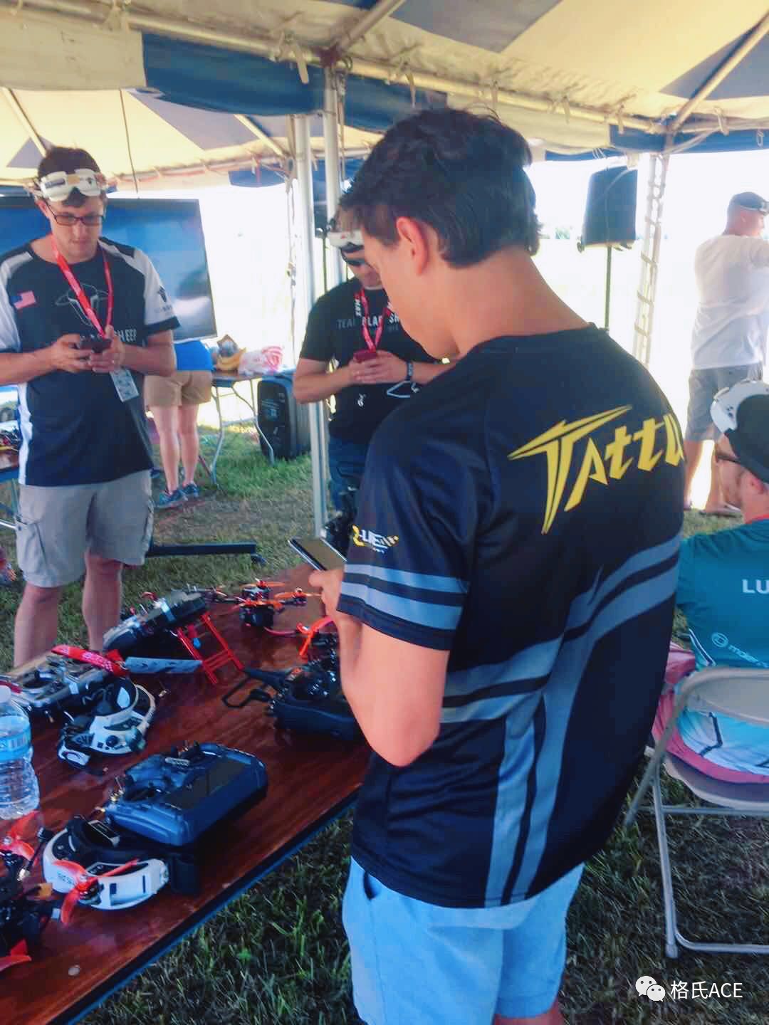 無人機比賽選手調(diào)試無人機 無人機比賽選手調(diào)試無人機