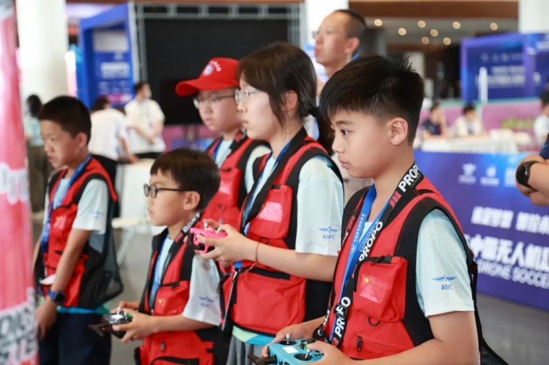 無人機(jī)足球比賽中